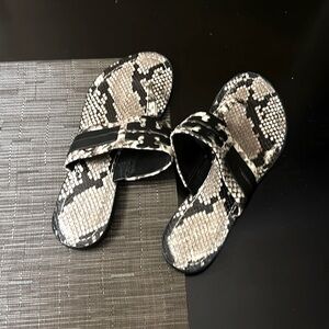 Tory Burch Miller size 7 thong sandal